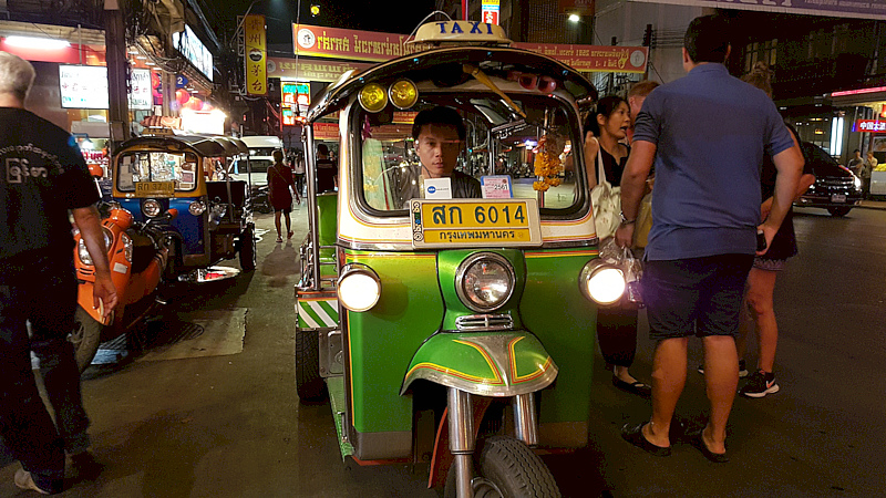 Tuk-Tuk auf einer Straße in Bangkok